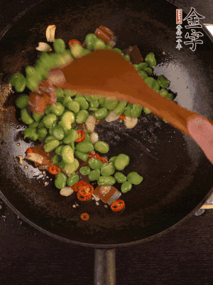 再下蠶豆煸炒，加1勺料酒調(diào)味。