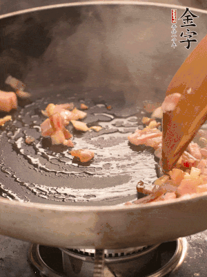 熱油爆香大蒜粒，煸香咸肉丁，淋一勺黃酒調(diào)味。