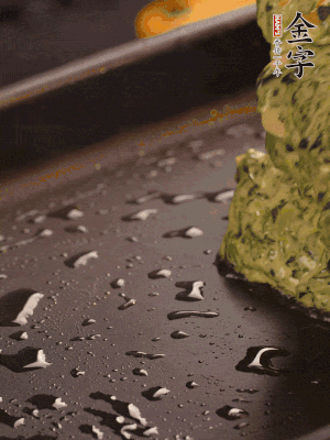 熱鍋擦一下油，下面糊攤平。