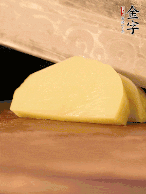 土豆去皮切丁。水開后，放入鍋中煮2-3分鐘，撈出瀝干水分。