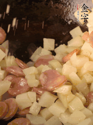 再放烤腸片煎熟。撒點(diǎn)鹽、孜然粉、辣椒面。
