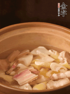 春筍、咸肉、咸肉一起入砂鍋，加姜片、料酒、清水大火煮沸到湯色變白。轉(zhuǎn)小火慢篤半小時(shí)。