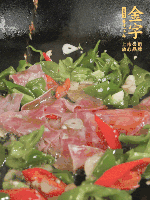 再下蒸炒火腿煸炒，加少許白糖提鮮。