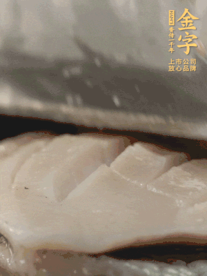 鮑魚用勺子撬出來，去掉內(nèi)臟和牙齒，加面粉、白醋、鹽、啤酒抓一下，清水洗凈，切花刀。