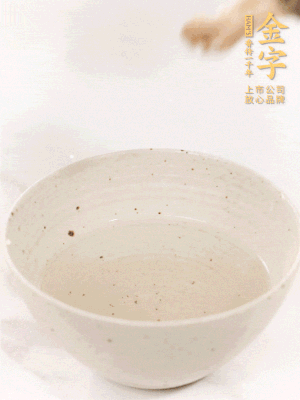 羊肚菌流水洗凈2遍后，溫水泡發(fā)15-20分鐘。