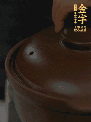 雞、火腿、姜片一起放入砂鍋中，大火轉小火燉2小時。