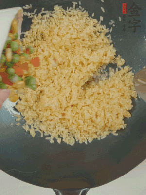 下豌豆粒、胡蘿卜粒、玉米粒。（買(mǎi)現(xiàn)成冷凍的雜菜即可，非常方便）