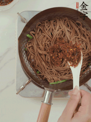下蕎麥面，淋上少許醬油，加2勺金字火腿大師醬略翻炒即可。