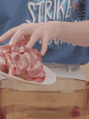 排骨剁小塊，加姜片、料酒沸水下鍋焯水。