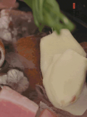 加姜片、蔥結(jié)、料酒。