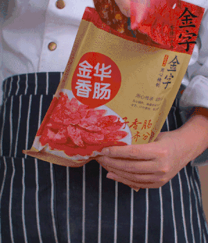 香腸切成斜片，小米辣切成斜片。