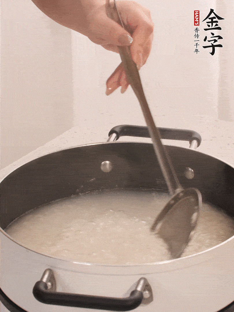 香菇、土豆、胡蘿卜、金字土香腸切小塊。