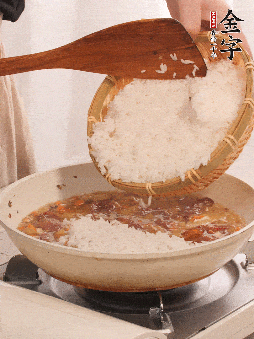 熱鍋燒油，香腸煸出油，加姜片去腥，加土豆、胡蘿卜、香菇翻炒到半熟，隨后加豆角、2小勺鹽、1大勺生抽，煸炒均勻。