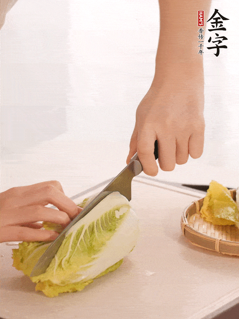 生姜切末，白菜改刀成成塊。