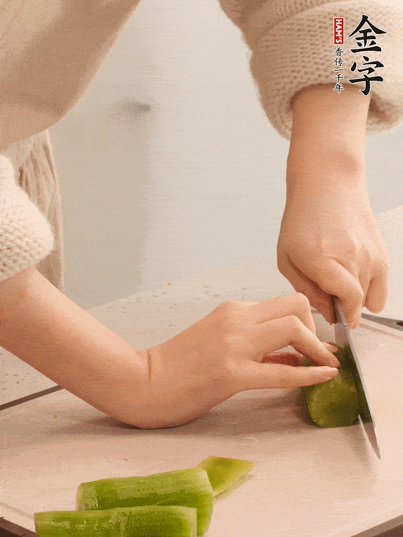 萵筍和白蘿卜用擦絲器擦成細(xì)絲。
