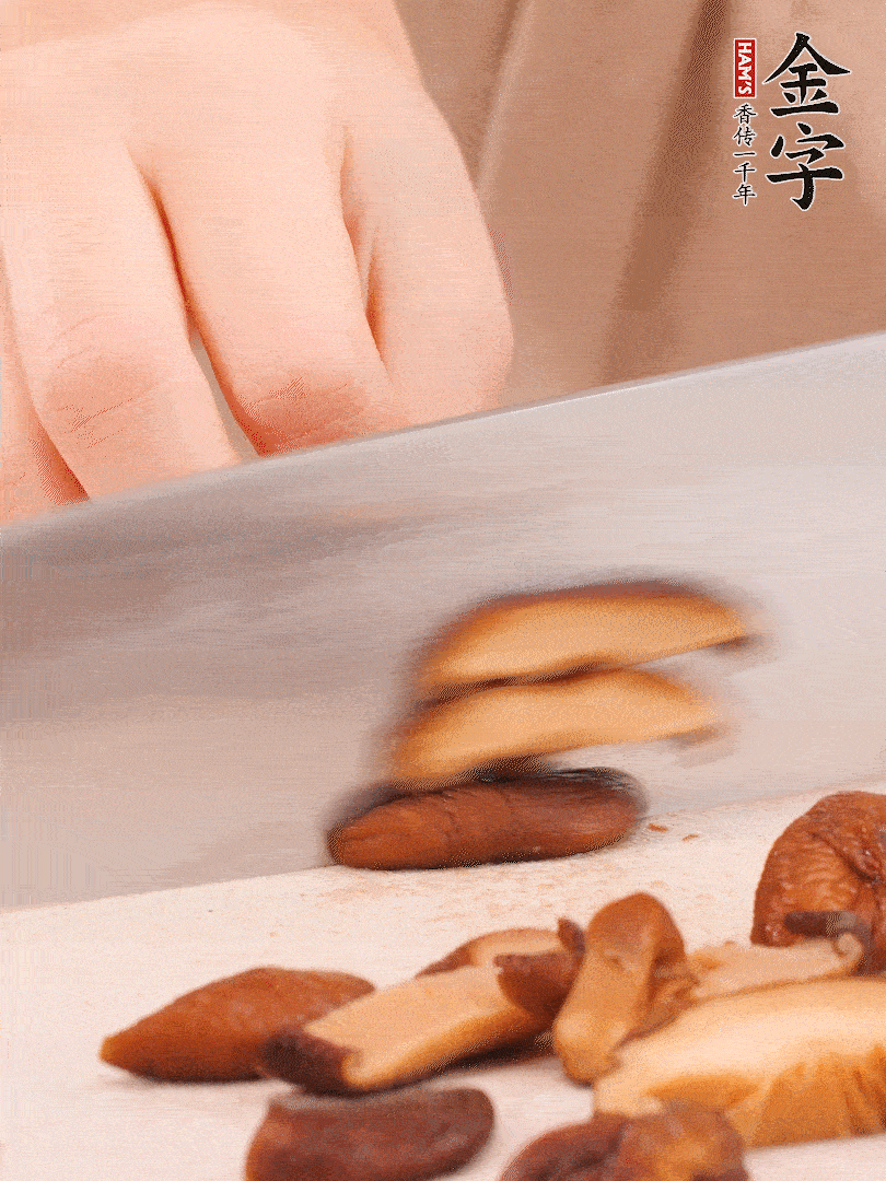 干香菇泡發(fā)，切成小塊。