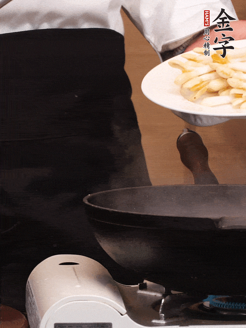 鍋中少許油，下花生芽
