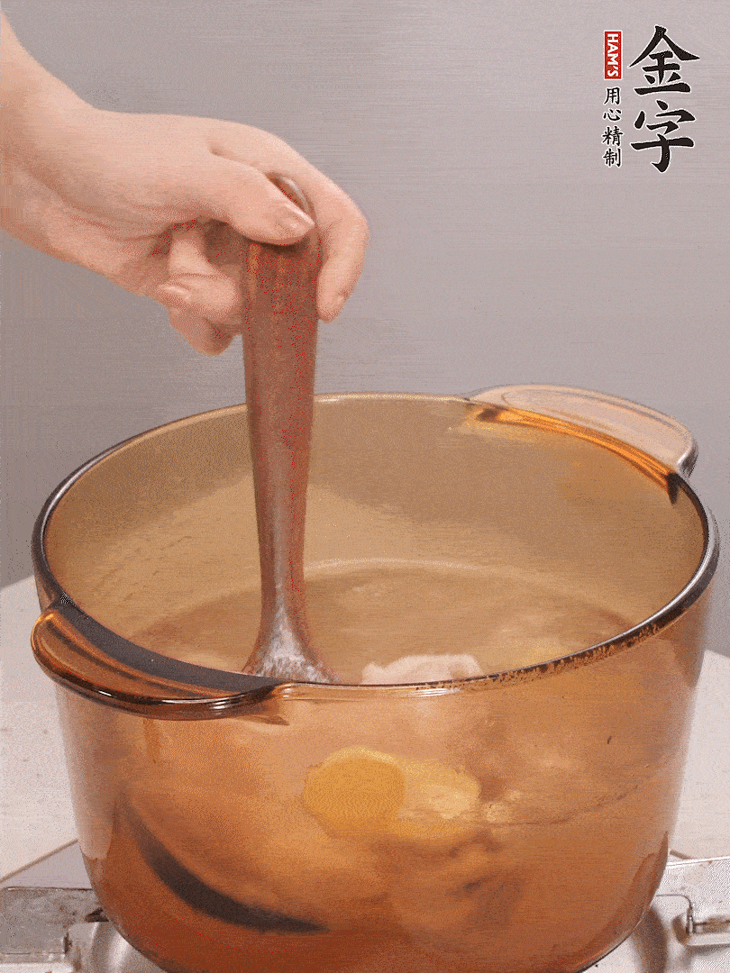 鴨腿冷水下鍋，加姜片、料酒焯水