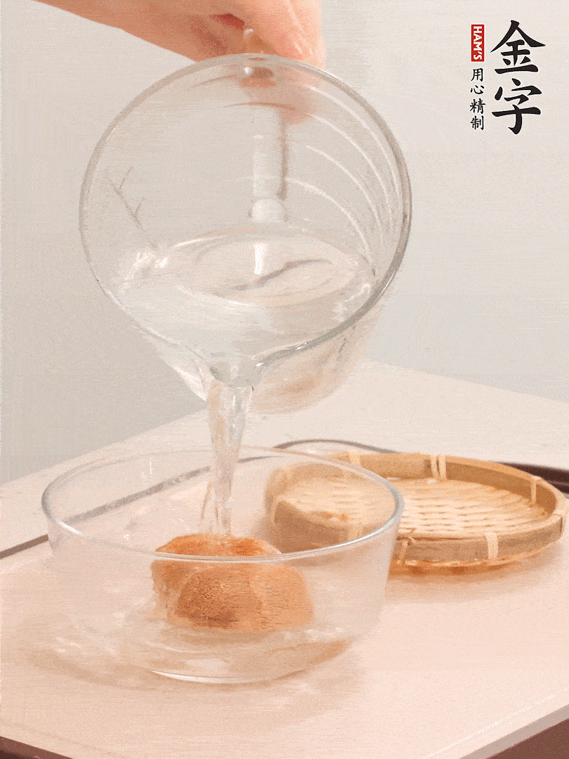 猴頭菇至少泡發(fā)半小時，將浸泡后的黃水擠干；