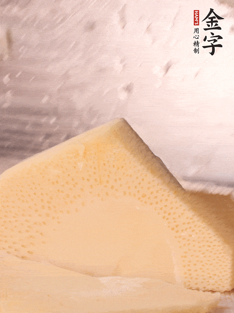 冬筍處理干凈，切滾刀塊，開水焯燙去除澀味