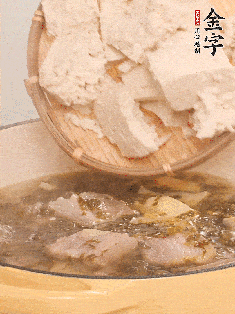 往鍋里加入一倍的水，加豆腐