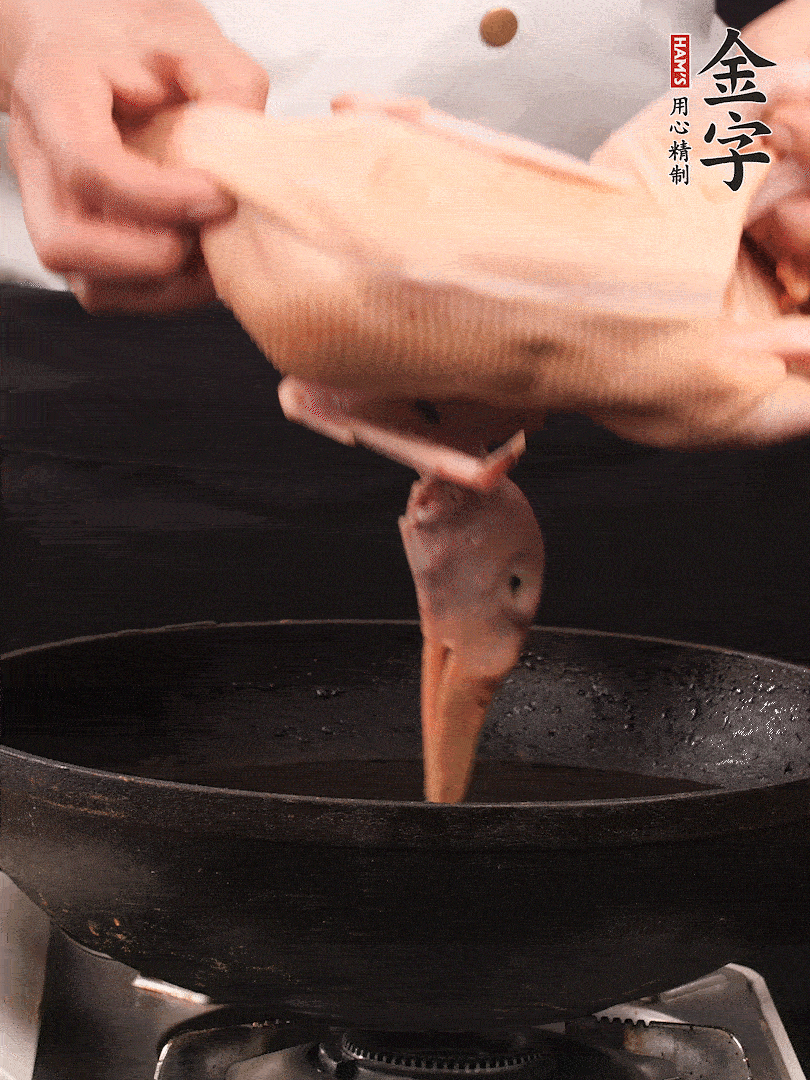處理干凈的老鴨1只，黃酒小半碗，姜幾片，一起放入冷水，煮沸焯水3分鐘，去除血沫