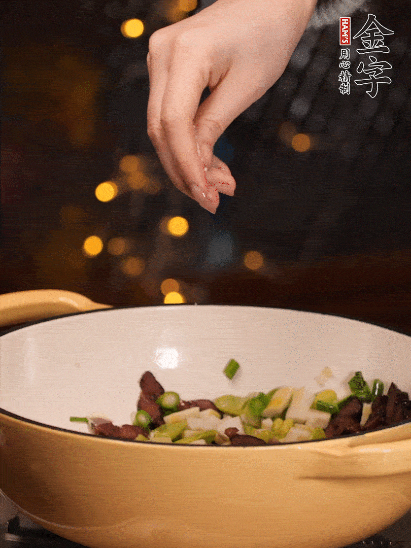 可以加點(diǎn)點(diǎn)水，再加菜苔，加點(diǎn)鹽、味精調(diào)味
