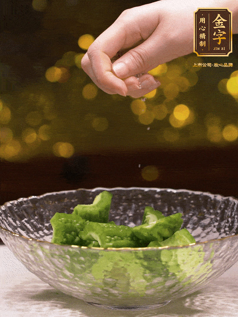 處理好的苦瓜切段（5cm），加點鹽鹽腌一下，去除一下苦味