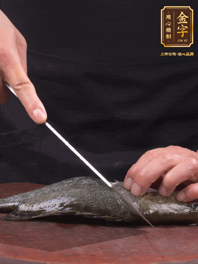 處理桂魚。收拾好的桂魚在兩側(cè)開花刀