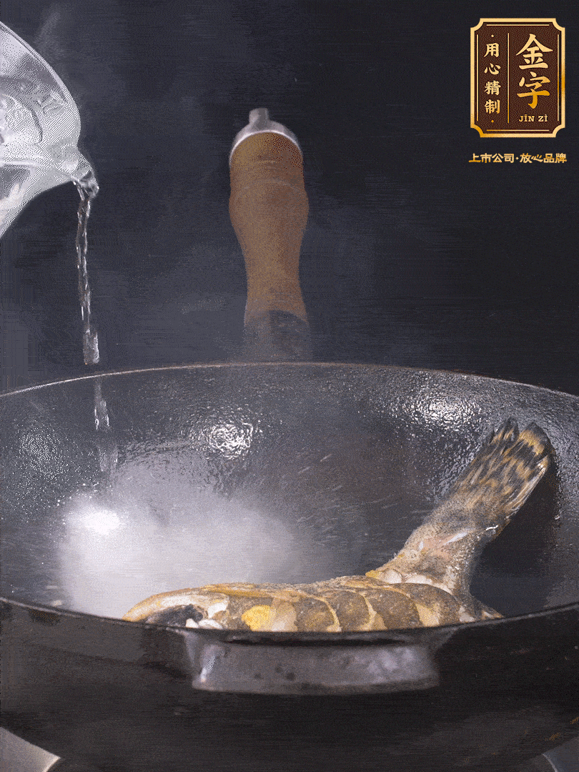 倒入適量食用油，待鍋燒熱后下桂魚煎大約2-3分鐘至兩面金黃（一定要煎透，這樣做出來的湯才會比較奶白色）