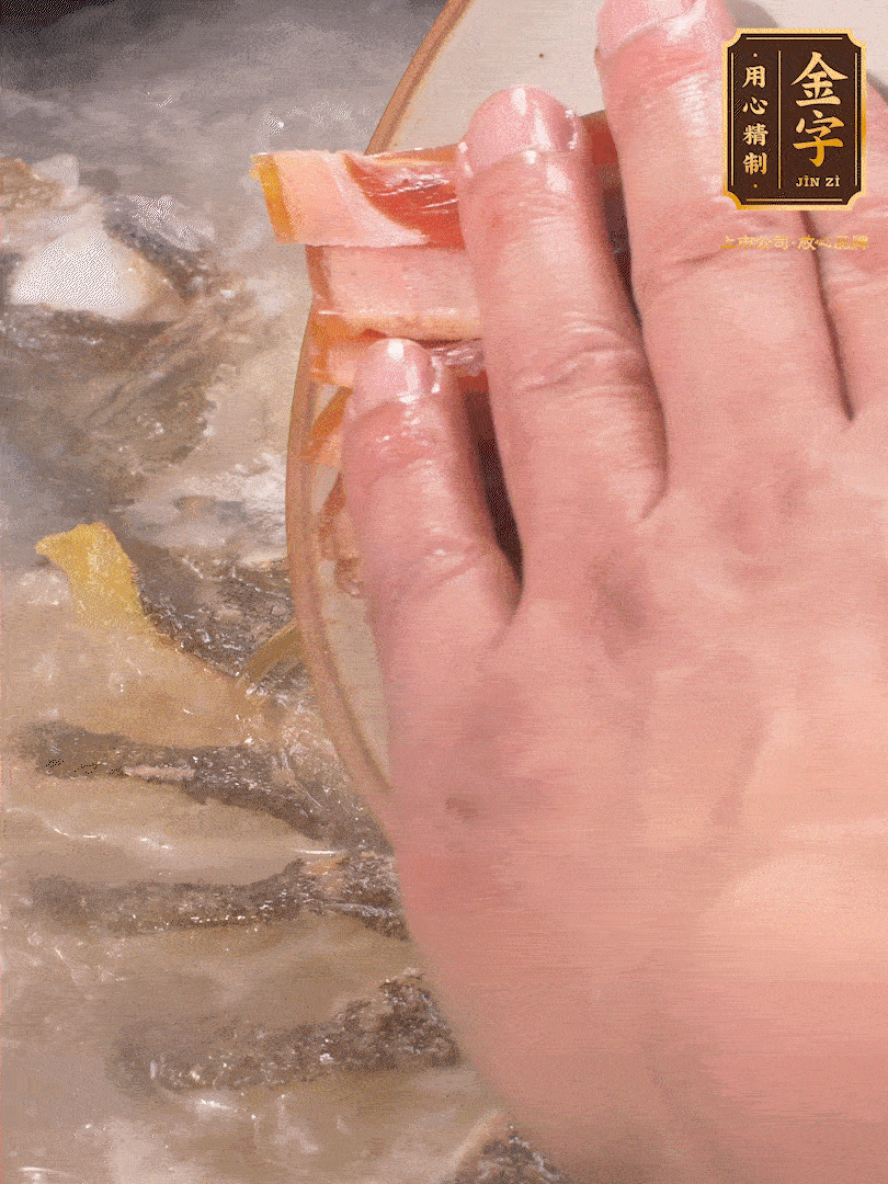 將煎好的魚，倒入三大碗開水。大火煮開后放入1個蔥結(jié)、2片姜片和1勺料酒和火腿片