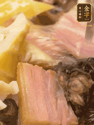 倒入滾燙的熱水，燉煮20分鐘，湯濃汁白