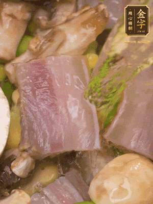 開蓋，放入河蝦繼續(xù)燜煮5分鐘