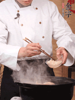 花膠、金湯放入鍋中小火再燉10分鐘