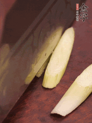 蒜白切小段，辣椒斜切圈