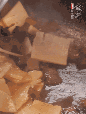 熱油起鍋，下醬油肉煸炒出香味
