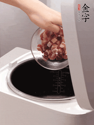 鍋中倒入豬油，油熱后炒熟上海青，給倒少許鹽調(diào)味