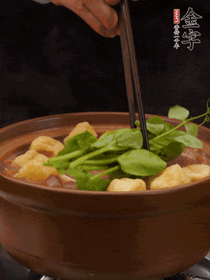加筒骨煲的經(jīng)典配菜：金字土香腸、油豆腐、千張蓋上蓋子燜一會(huì)兒，耐心等候10分鐘。