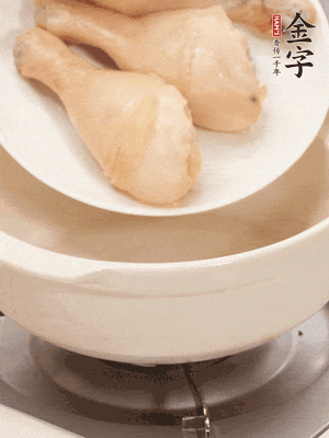 雞腿、火腿、干貝、蒜頭放入砂鍋內(nèi)燉1小時(shí)