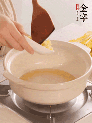 鍋里留少量底油煸香火腿和姜末。