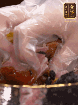 排骨洗凈后（蠔油、生抽、老抽、鹽、糖、淀粉、豆豉、蒜蓉、姜絲）腌制30分鐘