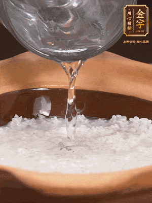 砂鍋底部刷一層油，加入大米和開水，水高1cm,大火燒開后轉(zhuǎn)中火煲5分鐘，到水微收干