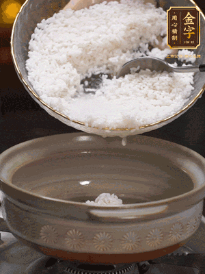鍋底刷油，倒入米飯，水沒(méi)過(guò)即可，中小火燜10分鐘，戳幾個(gè)洞