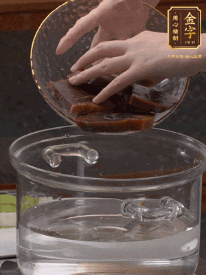 火腿蹄片冷水下鍋，水沸騰后煮5分鐘焯水