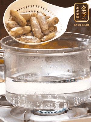 煮一鍋沸水，下蟶子汆燙30秒，撈出浸入冰水，取出蟶子肉