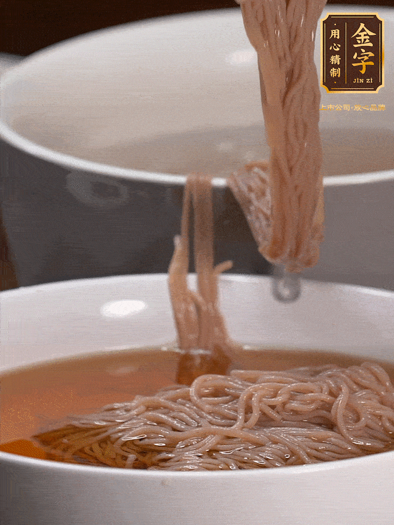 蘋果醋，一點(diǎn)鹽、糖、醬油，兌入涼白開水調(diào)成簡(jiǎn)易冷面湯，放水箱冷藏