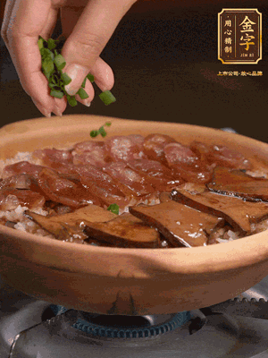 最后鋪上牛肝菌，爭(zhēng)分奪秒地倒上醬汁，撒點(diǎn)小蔥花