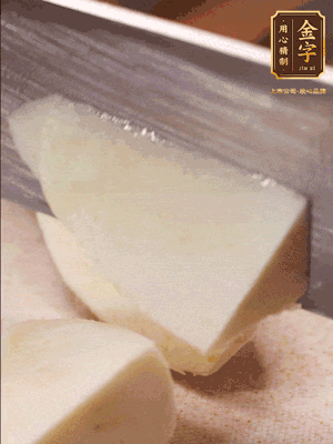 茭白去殼，底部一層老皮刨掉，切成滾刀塊