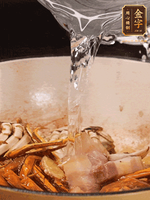 加料酒/花雕酒去腥，加入開(kāi)水燜10分鐘左右