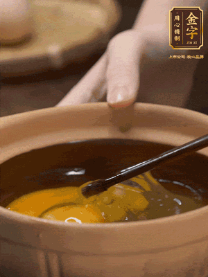 雞蛋打入砂鍋，充分打勻，1.5倍的溫水加一勺鹽，倒入蛋液中，攪拌均勻后用勺子舀去表面浮沫